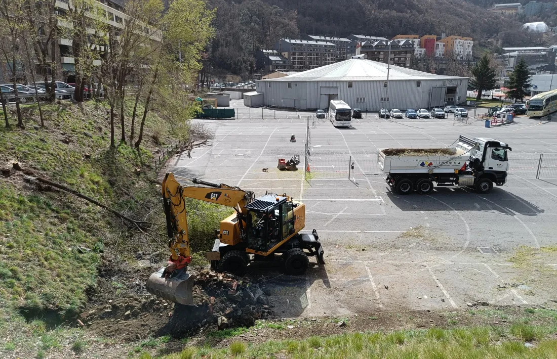 Una excavadora ha començat a retirar terra per guanyar espai a l'aparcament que acollirà el Cirque du Soleil.