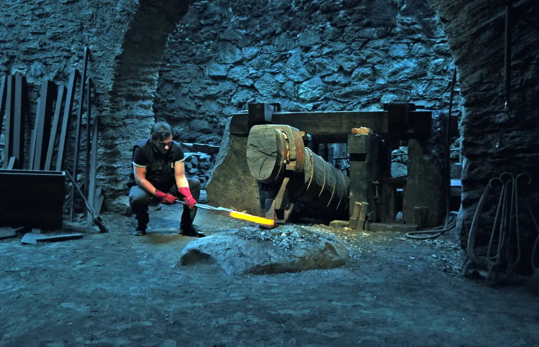 La demostració del martinet, que modelava el ferro roent en forma de lingtos, era l’atracció estrella de la visita a la farga.