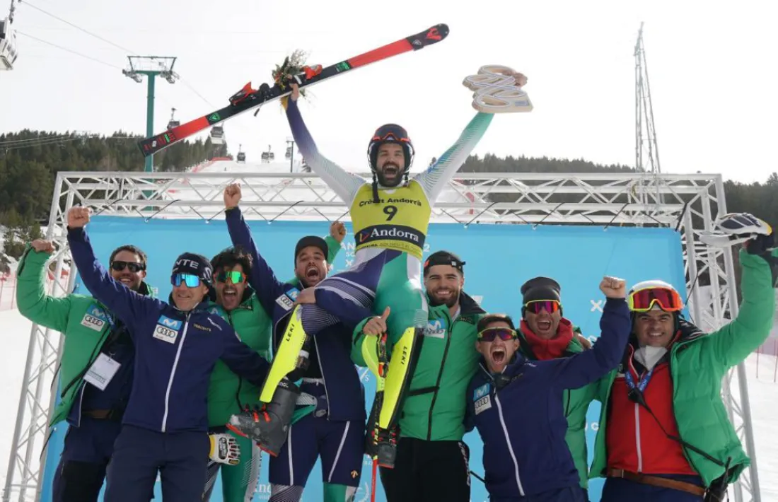 L’esquiador osonenc, Quim Salarich, celebra la segona posició, la seva millor en Copa d’Europa, amb tot el seu equip.