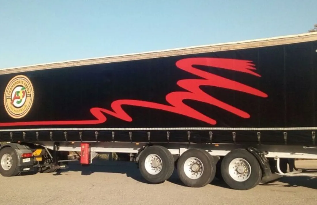 El tràiler per transportar els productes recaptats per Càritas.