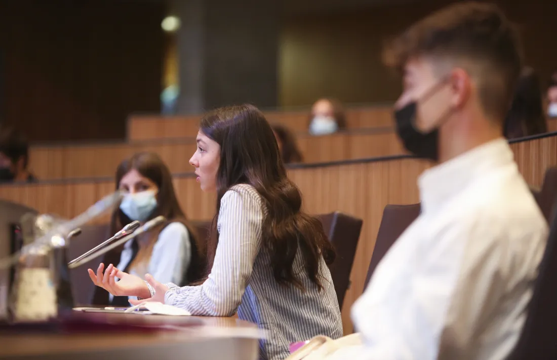 Una de les joves conselleres en la sessió plenària al Consell General.