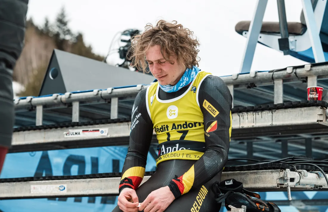 Sam Maes, esquiador belga, va ser un mar de llàgrimes després d’assolir la seva primera victòria en competició europea.