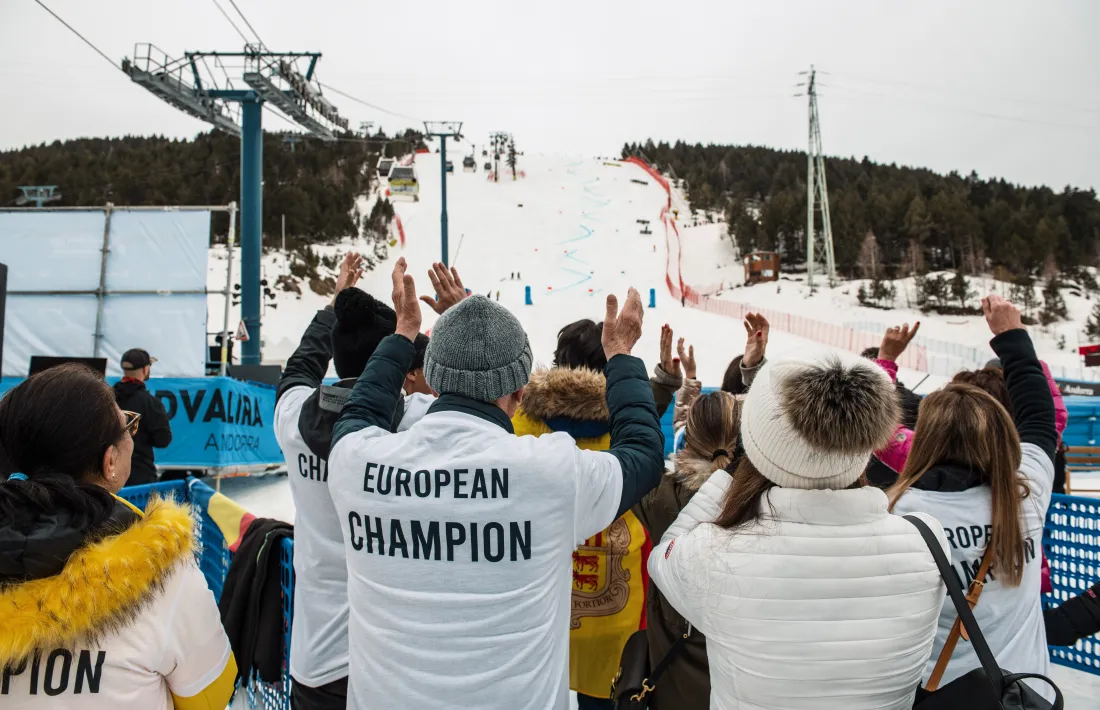 Familiars i amics de Joan Verdú van lluir una samarreta conmemorativa.