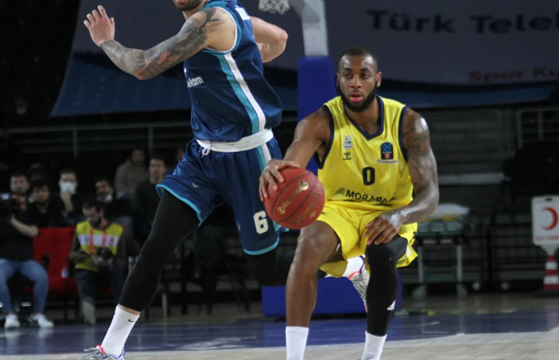 Codi Miller-McIntyre, defensat per Guluslan, va anotar ahir 12 punts i va repartir 7 assistències per 14 de valoració.