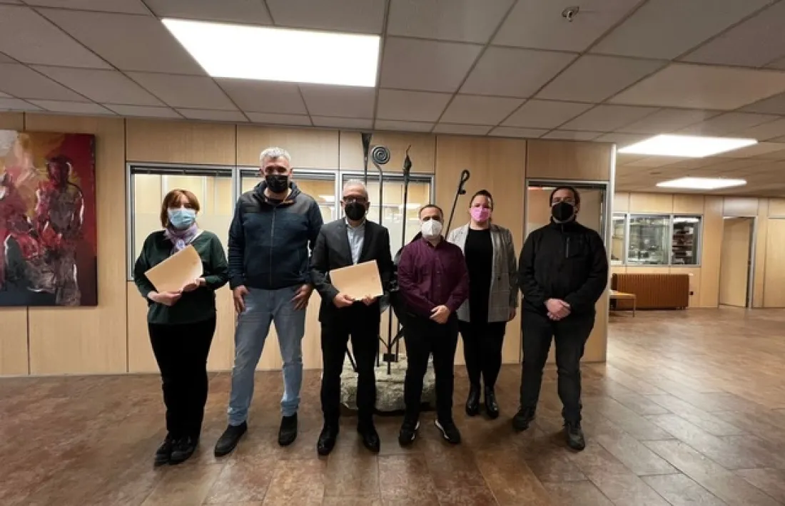 Membres del Comú de Canillo i de Laika després de la firma del conveni.