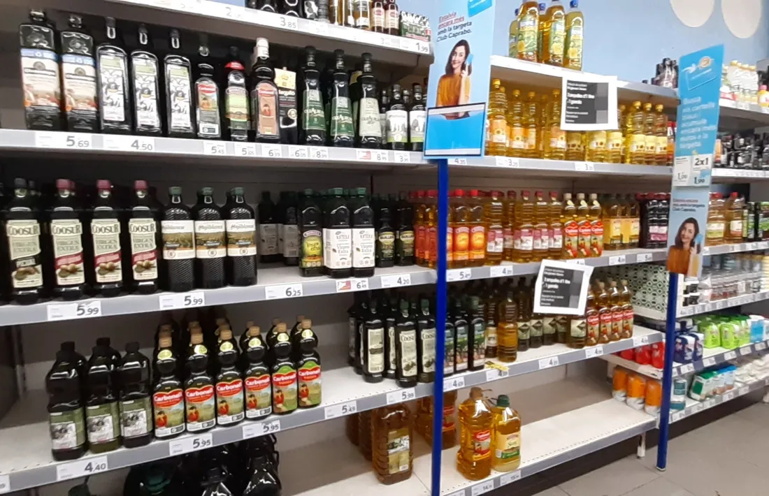Els prestatges de l’oli en un dels supermercats de la capital alturgellenca. 