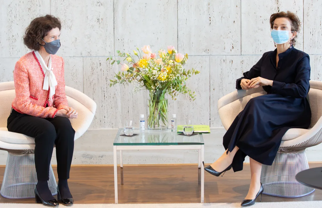 Maria Ubach i Audrey Azoulay durant la trobada mantinguda.