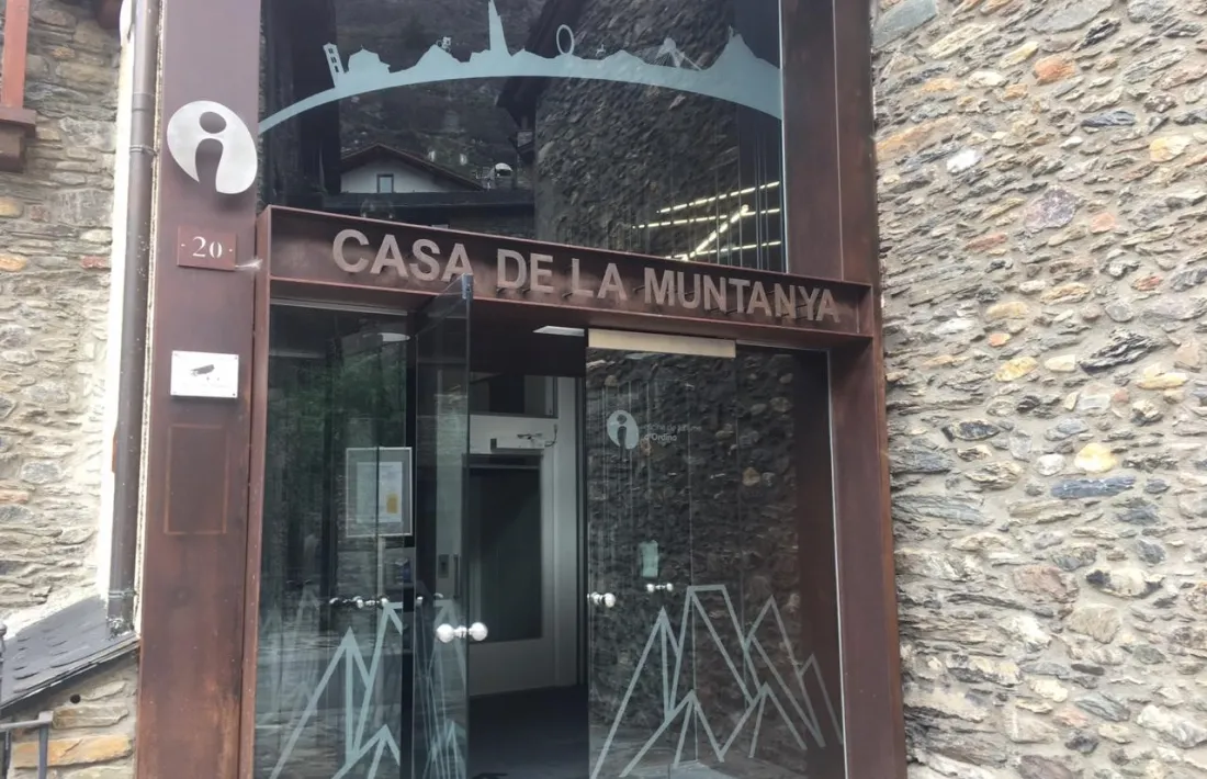 L'entrada de l'oficina de turisme a Ordino.