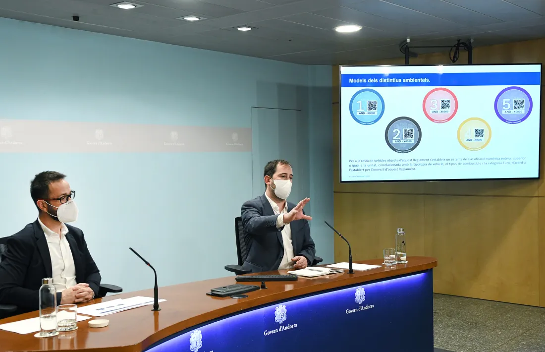 Pujol i Miquel en la roda de premsa de presentació del reglament de distintius ambientals per a vehicles, ahir a la tarda.