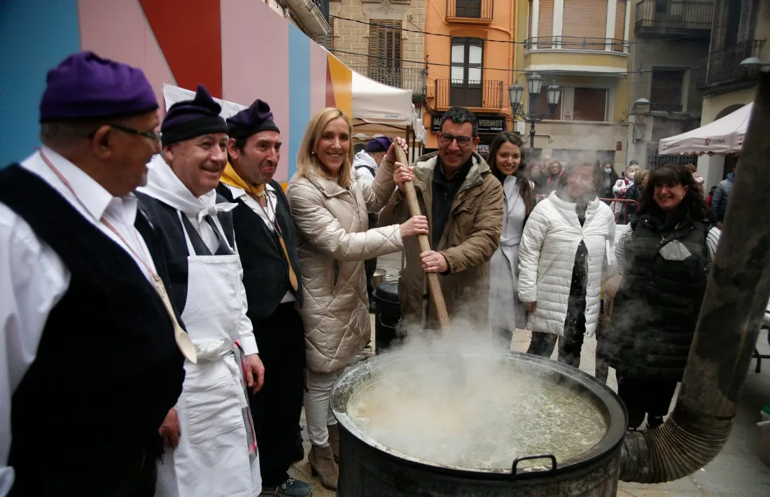 L'alcaldessa de l'Ajuntament de Valls, Dolors Farré, remenant l'escudella.