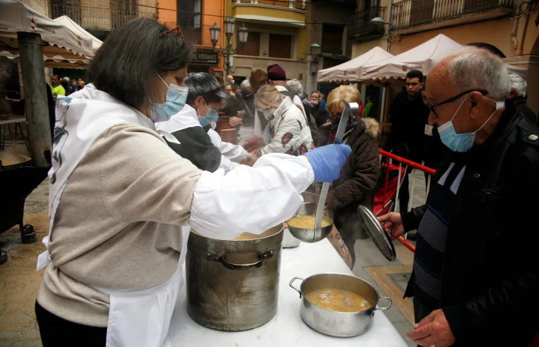 Un moment del repartiment de l'escudella.