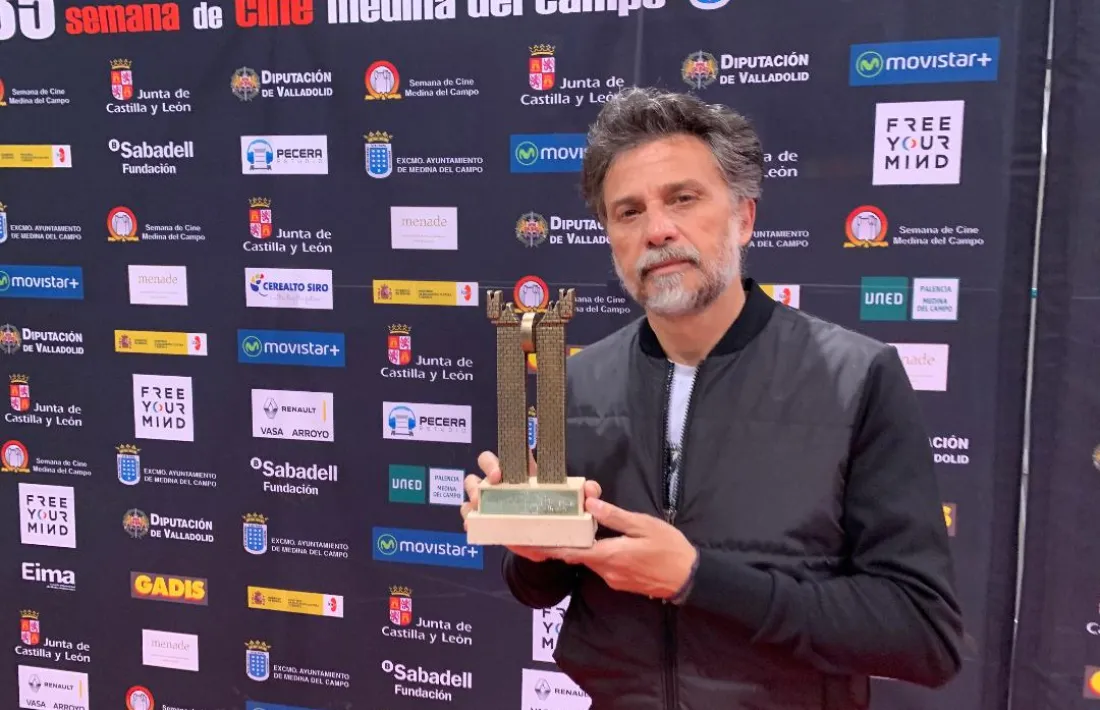 Pozo sosté el Roel que dissabte va rebre a Medina del Campo pel curt ‘Plastic Killer’, produït per Imminent i protagonitzat per José Mota.