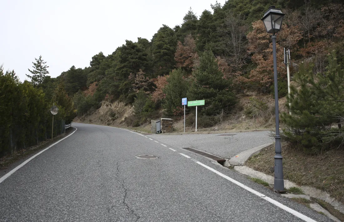 Vista de l’entrada al carrer del Bosc, on es volen habilitar les places per als busos.