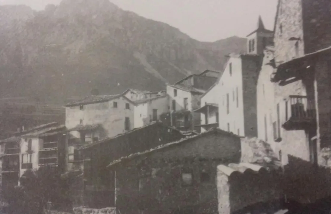  Imatge del poble alturgellenc de Tuixent, fa un segle. Fotografia de l’arxiu de Josep Moles. 