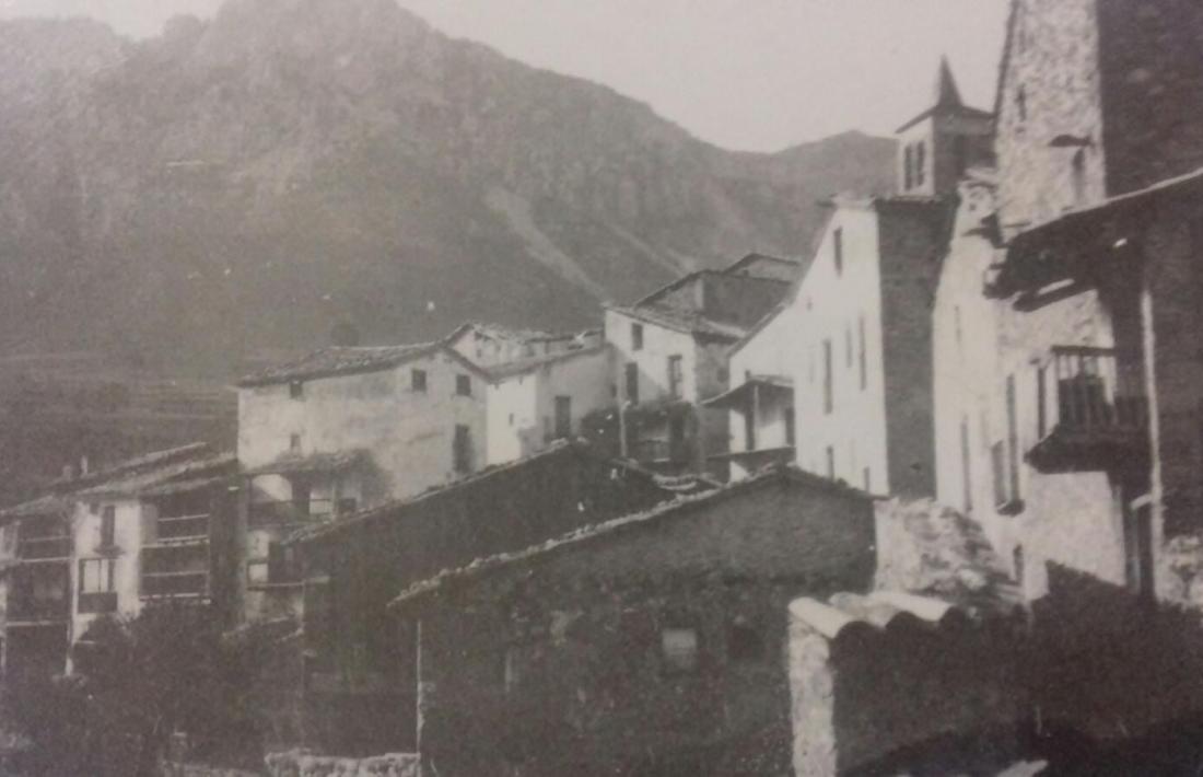  Imatge del poble alturgellenc de Tuixent, fa un segle. Fotografia de l’arxiu de Josep Moles. 