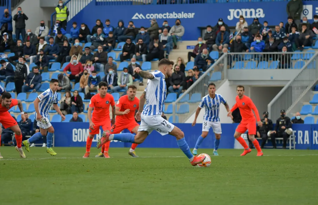 ‘Dioni’ Villalba, davanter de l’Atlètic Balears, en el moment de transformar el penal.
