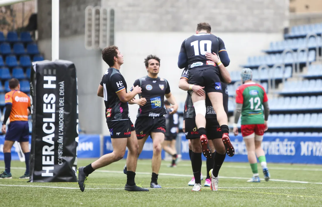 Lluc Cunill aixeca ‘Seba’ Barrera, que va jugar el seu últim partit a l’Estadi Nacional.