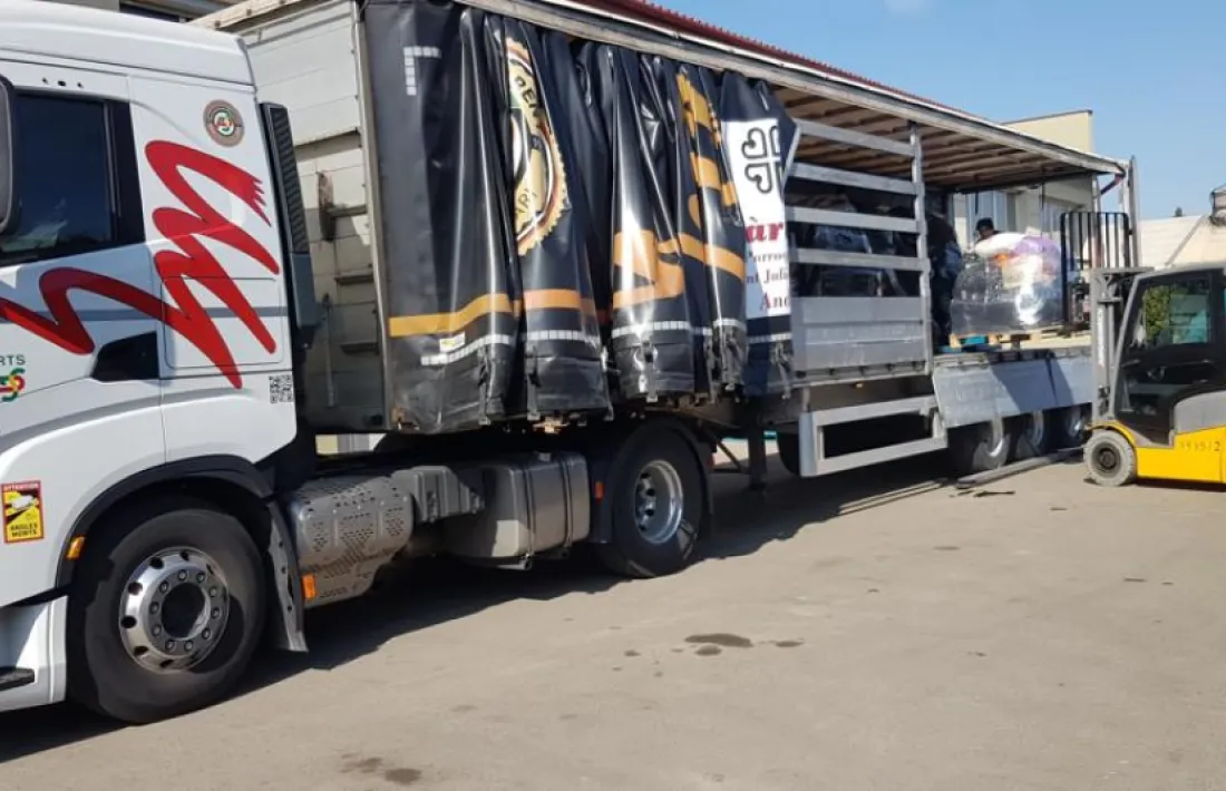 Un moment de la descàrrega e l’ajuda humanitària de Càritas, ahir al migdia.