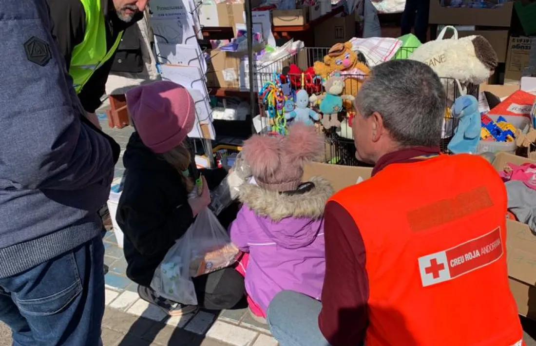 Voluntaris del comboi al camp de refugiats, ahir al matí a Lublil.