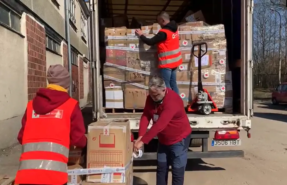 Un moment de la descàrrega de l'ajuda del segon comboi humanitari de la Creu Roja.