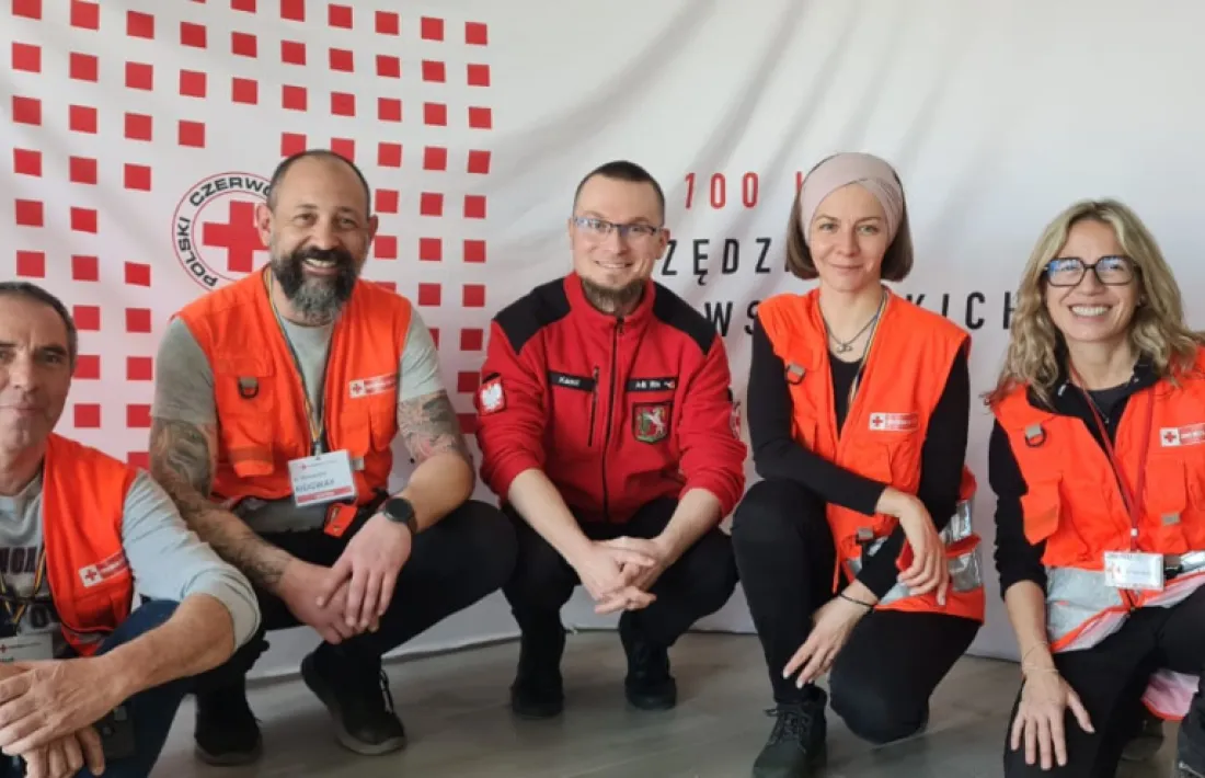 Membres del comboi amb un representant de la Creu Roja de Polònia, avui.