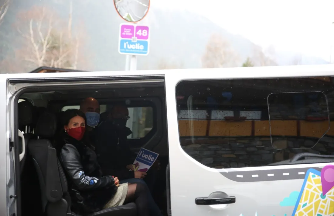 Mas, Fernández i Areny, dins del bus a la demanda.