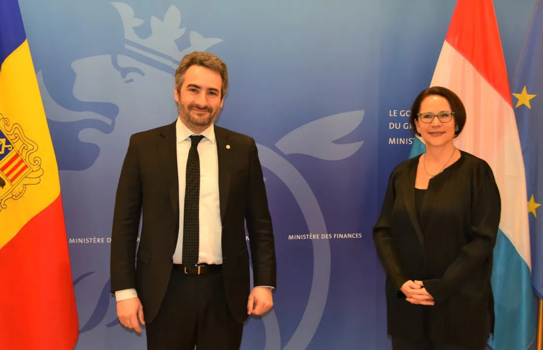 El ministre de Finances, Eric Jover, amb la seva homòloga luxemburguesa, Yuriko Backes.  