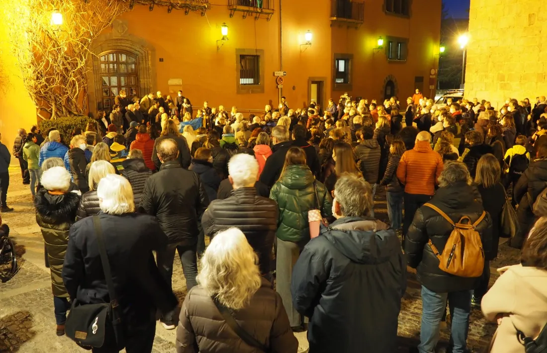 Imatge de la concentració de rebuig a la guerra i suport al poble ucraïnès celebrada a la plaça dels Oms de la Seu d’Urgell. 