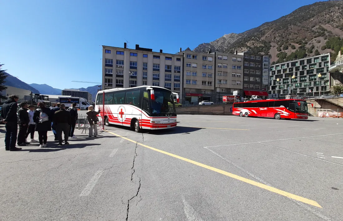 L'autobús amb els refugiats arribant a l'antiga plaça de Braus. 