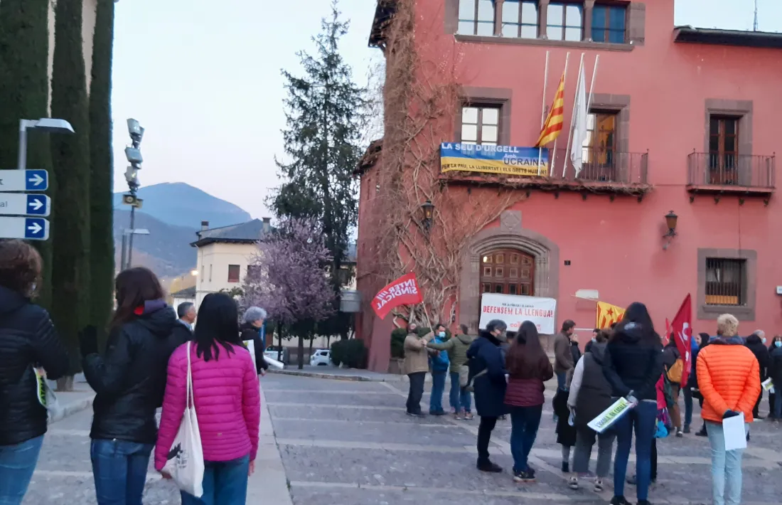 La concentració, a la plaça dels Oms, abans de la lectura del manifest. 