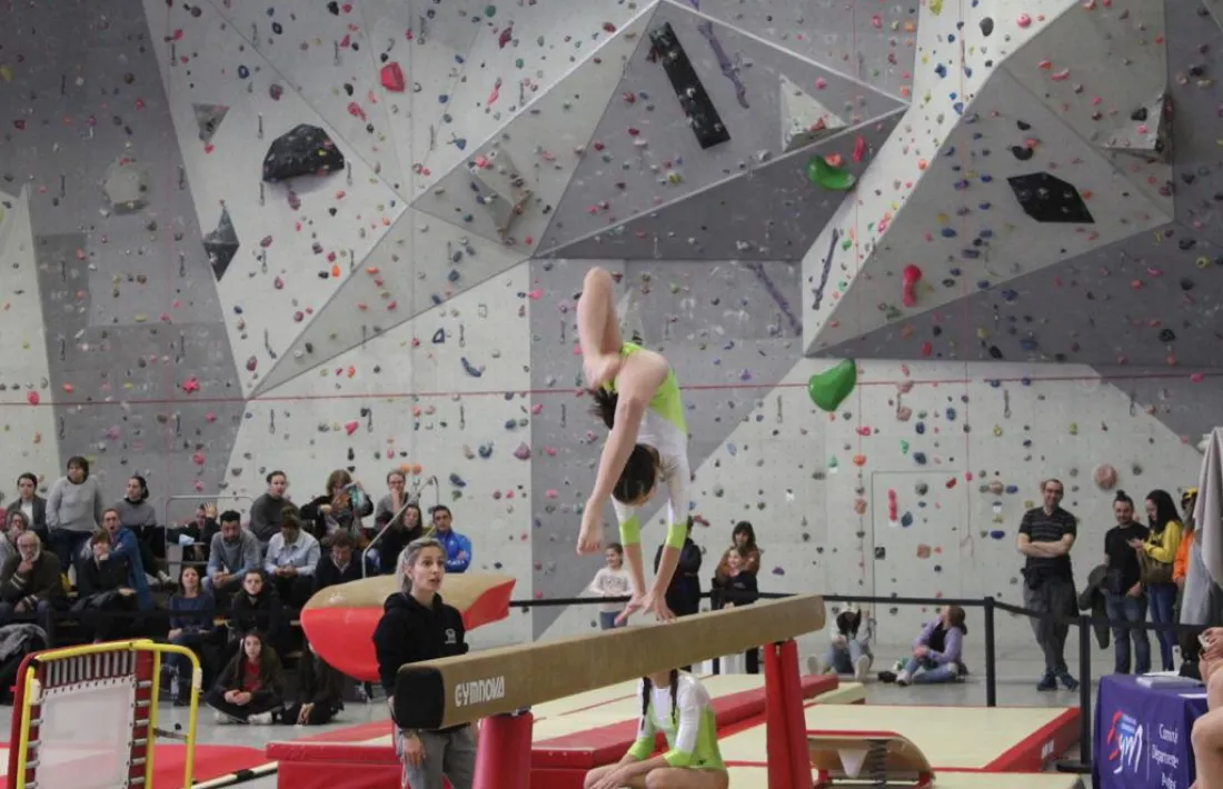 Lucía Martínez realitzant un ‘flic flac’ a la barra en la competició de Pamiers.