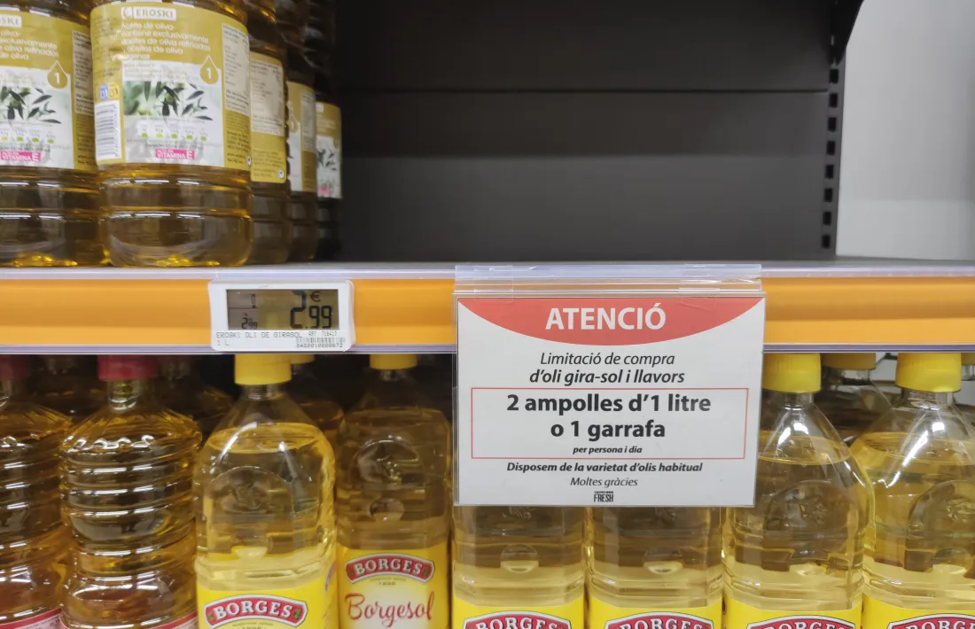 Estanteria d’un supermercat en el qual s’advertexi de la limitació de la compra d’oli de girasol, ahir.