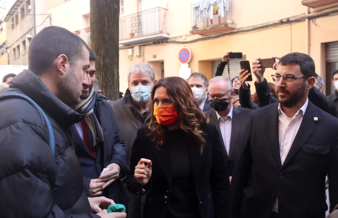 El portaveu de la plataforma, Bernat Lavaquiol, interpel·la Laura Vilagrà, amb l'alcalde Francesc Viaplana al costat