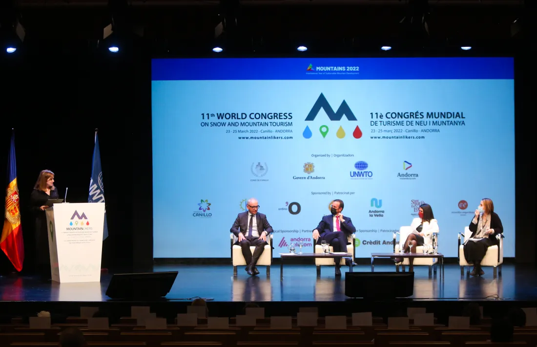 Camp, Torres, Mas i Priante en la cerimònia de cloenda.