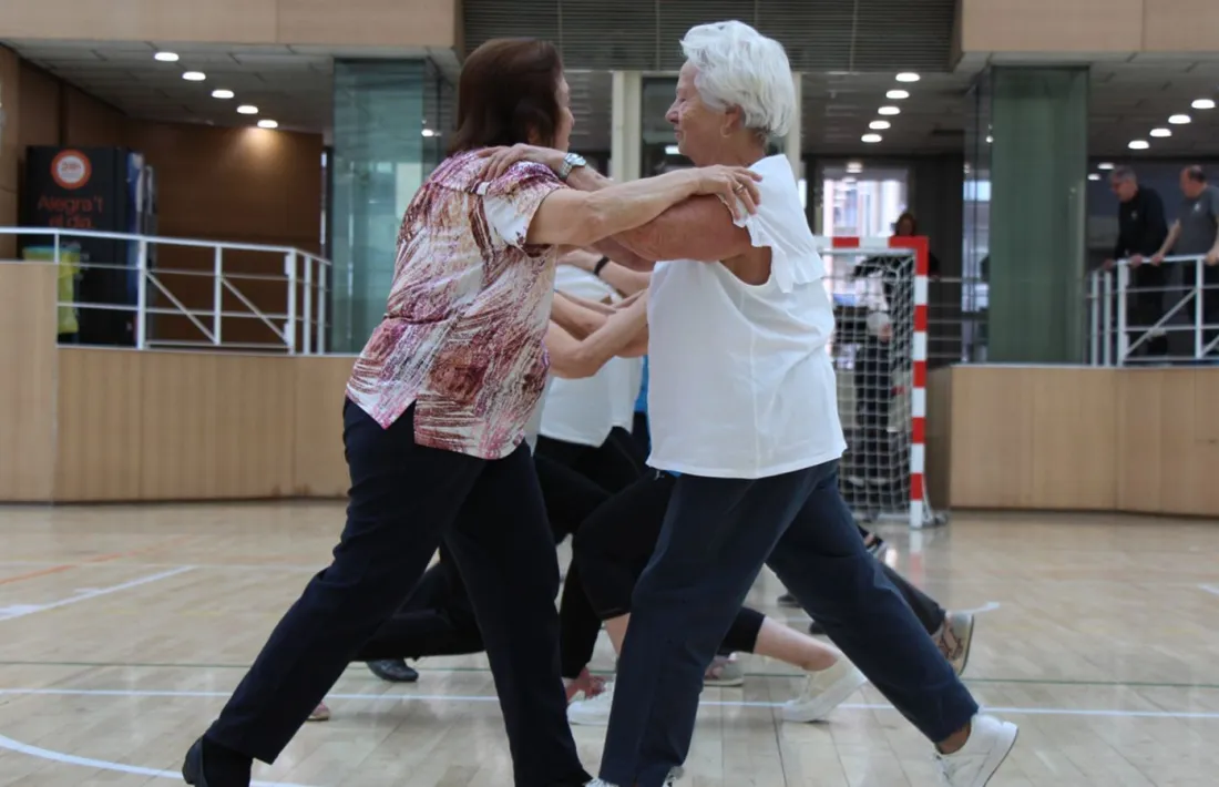 La gent gran d'Escaldes-Engordany en un dels tallers esportius.