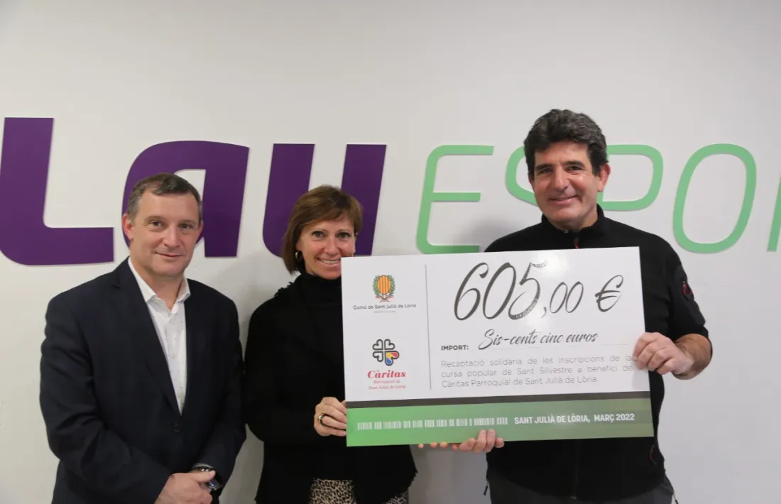 Majoral i Codina entreguen el xec al president de Càritas.