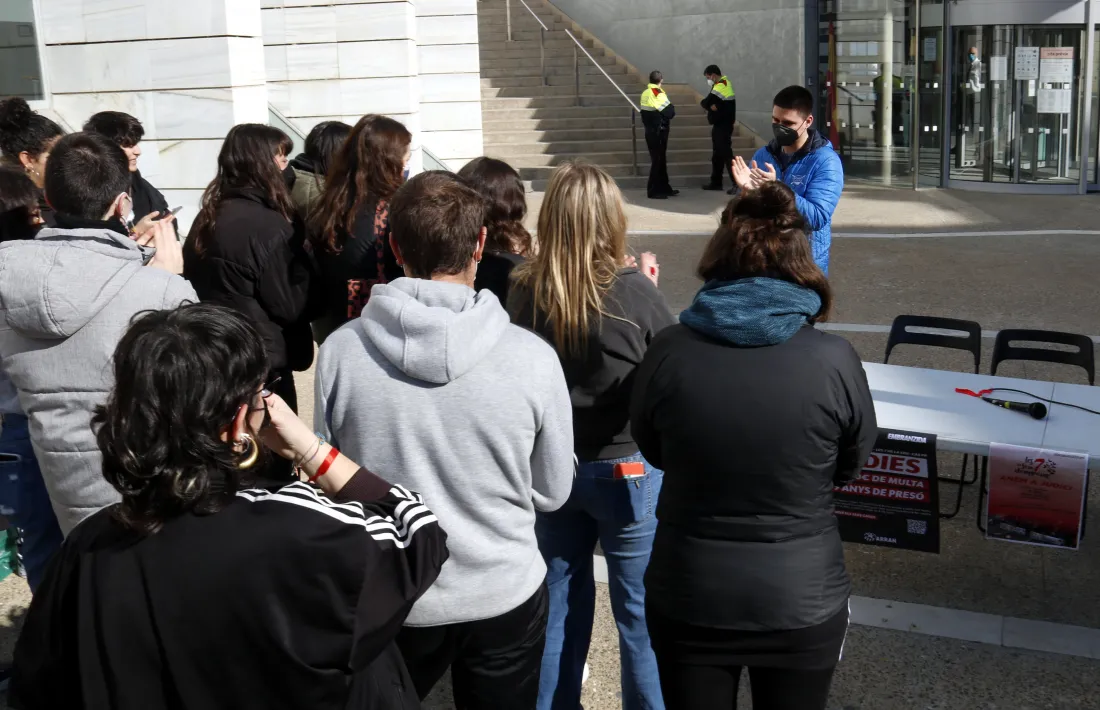 Exterior dels jutjats lleidatans, on l'acusat va arribar acompanyat per un grup de suport. 