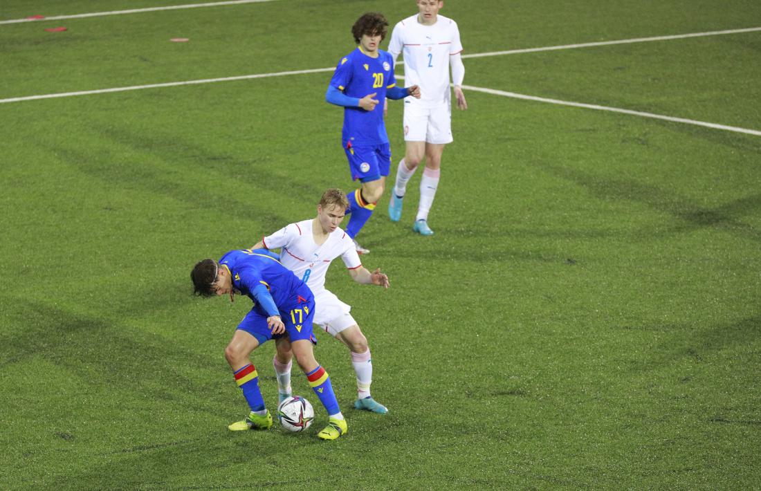 La selecció nacional sub-21 va anar de menys a més durant el matx però va acabar cedint davant la superioritat txeca.
