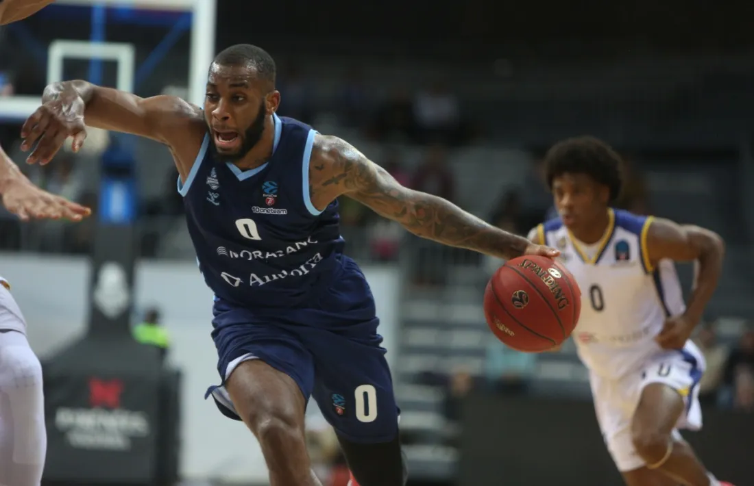 Codi Miller-McIntyre es va carregar l’equip a l’esquena però va estar molt sol.