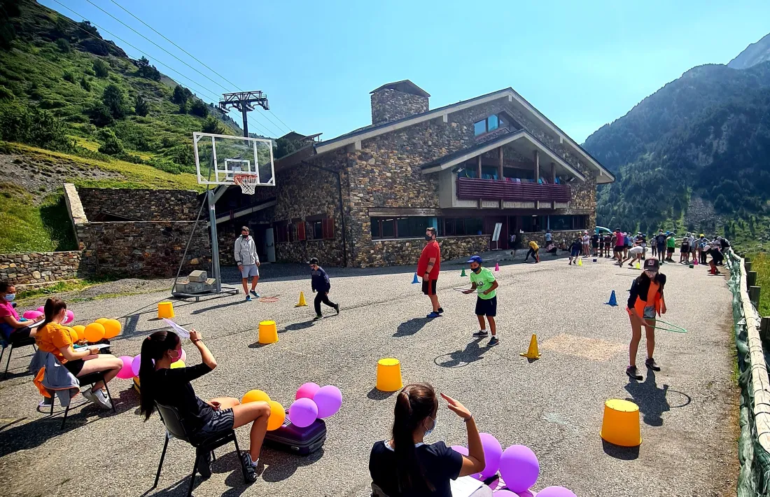 Activitats a l'exterior de l'aberg de la Baronia durant unes colònies d'estiu.