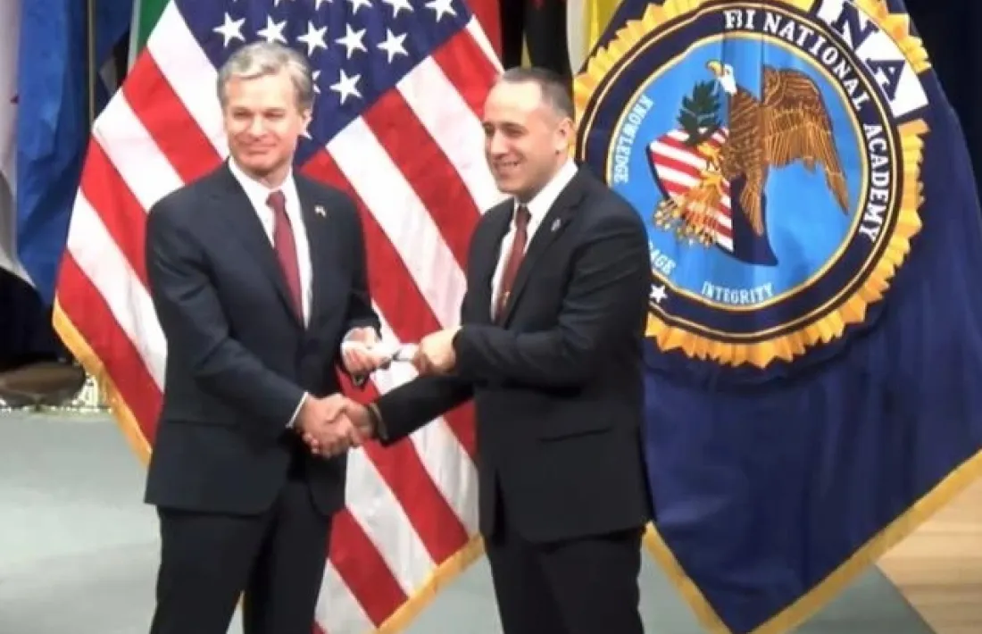 El director de l’FBI, Christopher A. Way, lliurant el diploma de la formació a Francesc Almendros.