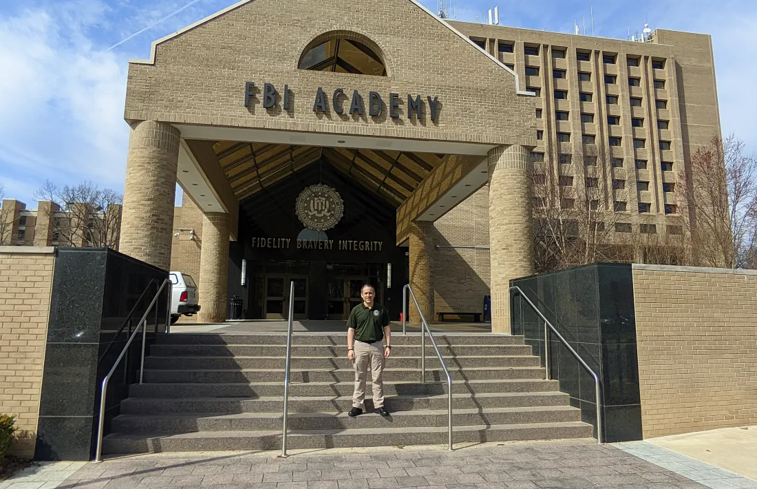 El sergent andorrà davant l'acadèmia de l'FBI a Quantico.