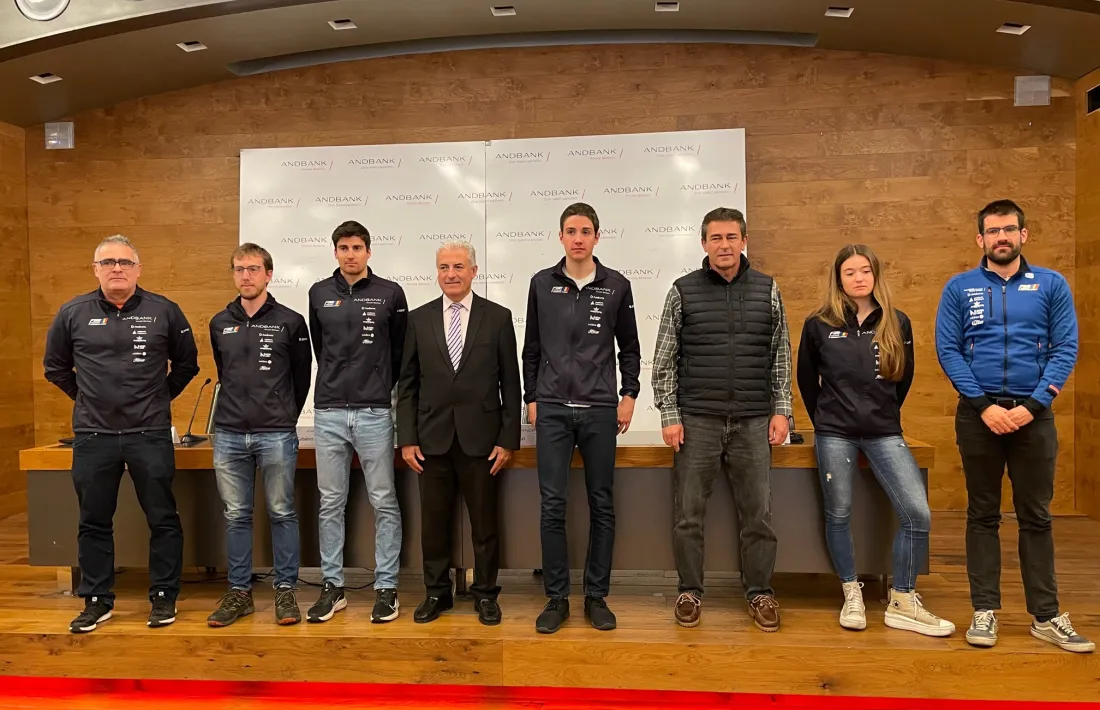 Els fondistes, tècnics i president de la FAE amb el sotsrector general de Banca País d’Andbank, Josep Maria Cabanes, ahir a la seu de l’entitat bancària.