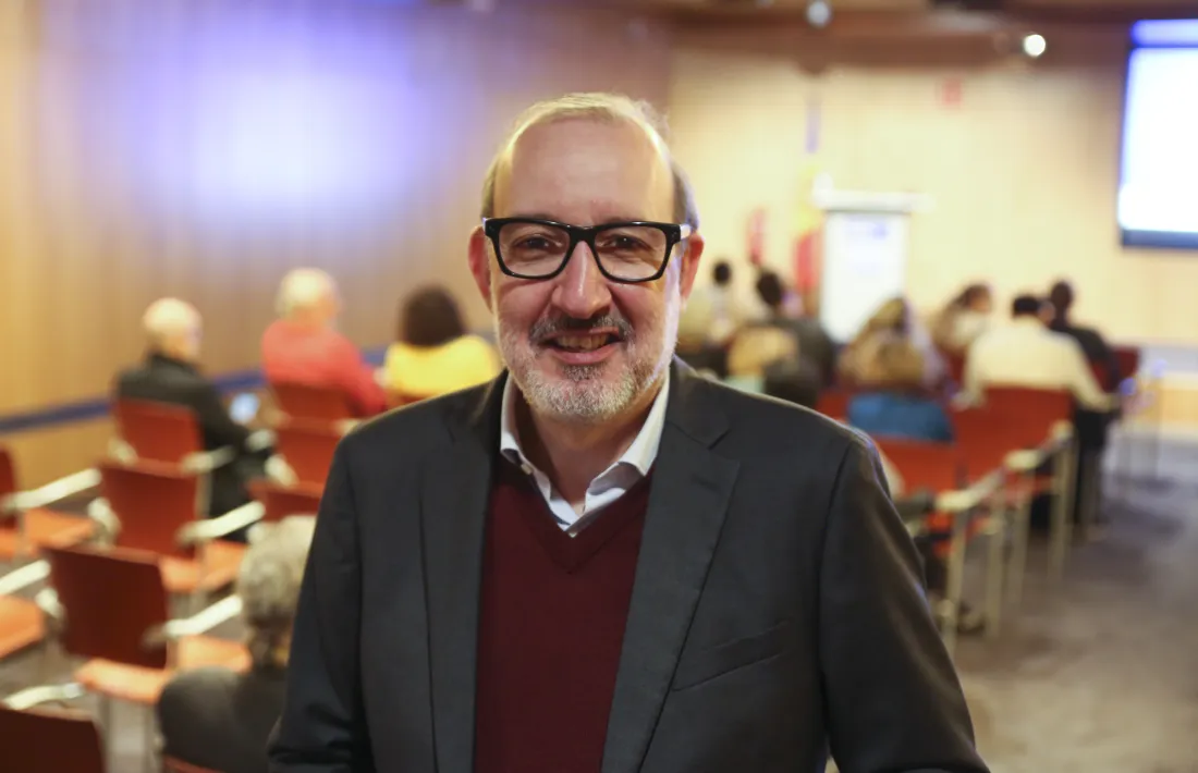 Bassas va desfilar ahir per l’auditori de MoraBanc per clausurar les Activitats d’Humanitats.
