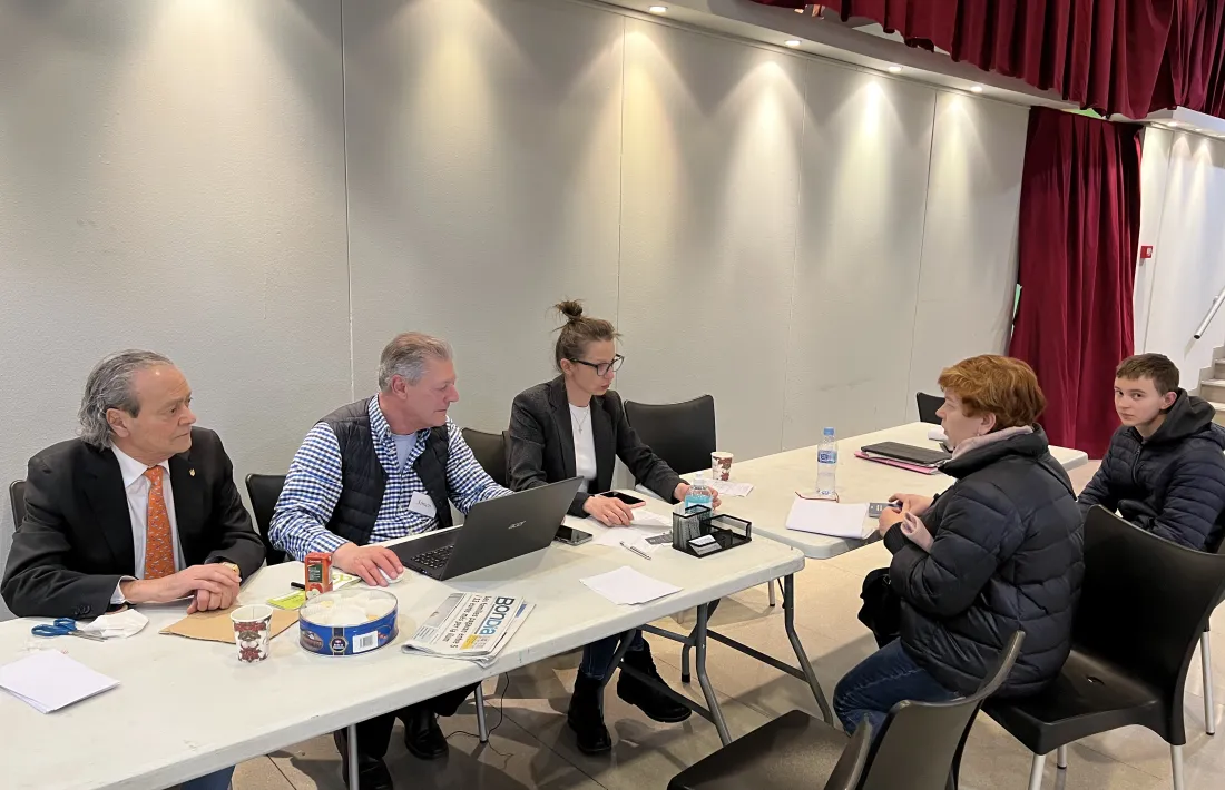 Un instant del lloc de recollida dels diners per als ucraïnesos refugiats al país habilitat al Comú de la Massana.