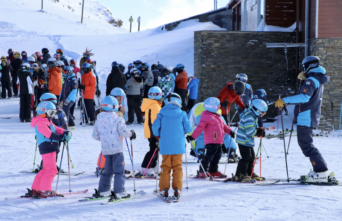 Uns infants de l'escola de neu d'Encamp amb el seu professor.