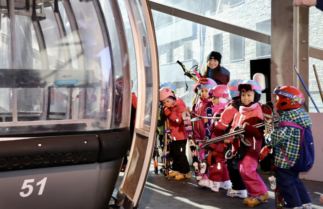 Un grup de l'escola de neu encampadana esperant per pujar al telecabina.