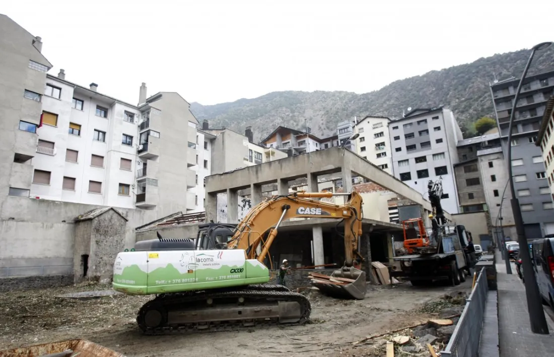 La impremta de Casal i Vall, a Prat de la Creu, va ser enderrocada l’octubre del 2013 amb el magnífic jardí que l’envoltava.