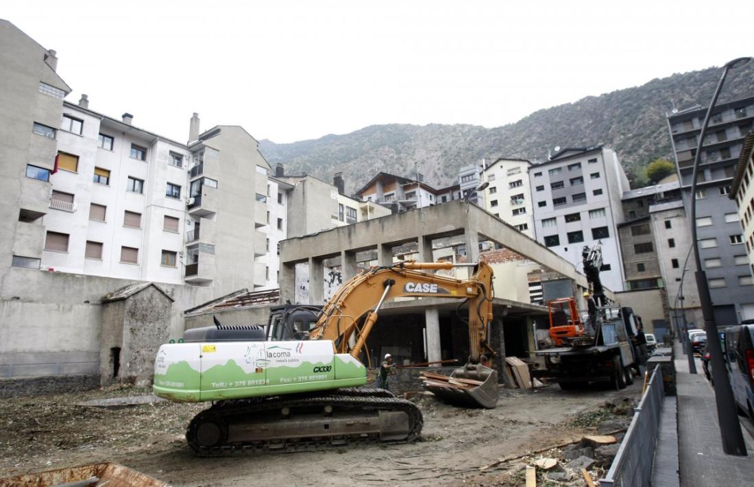 La impremta de Casal i Vall, a Prat de la Creu, va ser enderrocada l’octubre del 2013 amb el magnífic jardí que l’envoltava.