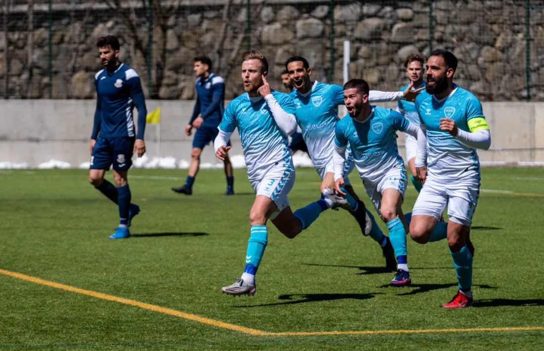Alexi Cisteró celebra el gol que classifica l’Atlètic Club Esclades per al play-off.
